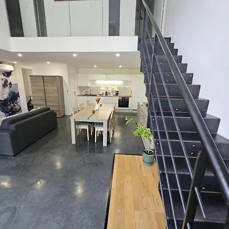 *le Hangar Du Paradis * *