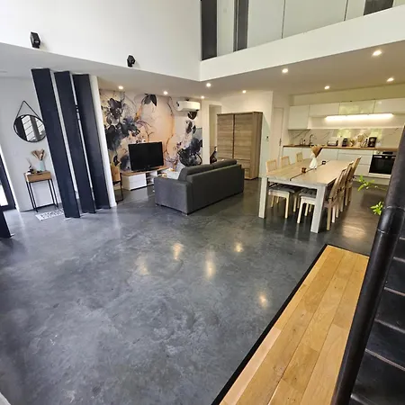 *le Hangar Du Paradis * *