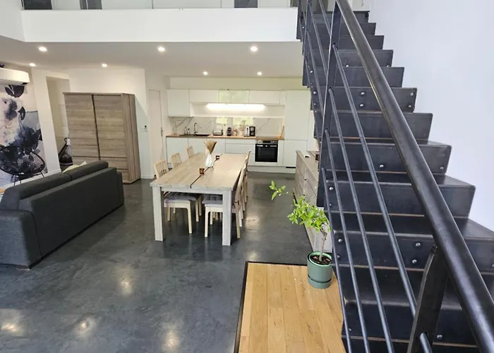 *le Hangar Du Paradis * *