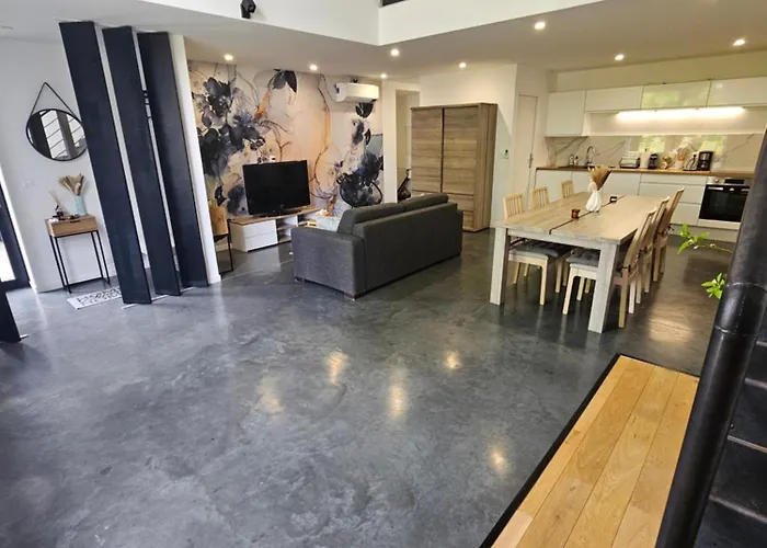 *le Hangar Du Paradis * *