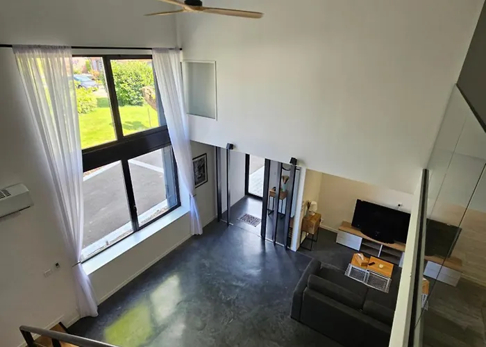 *le Hangar Du Paradis * *